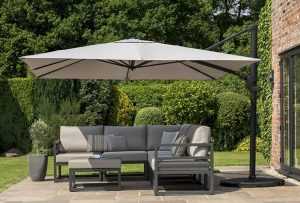 Overhanging Parasol Garden Umbrella- and 4 chairs