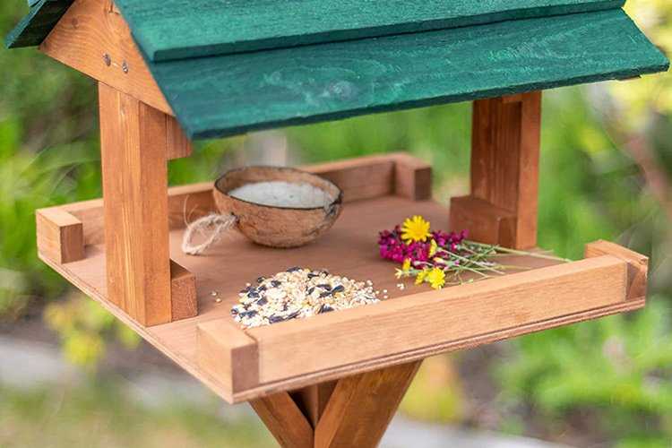 7 Best Wooden Bird Tables – 2024 Buyers Guide