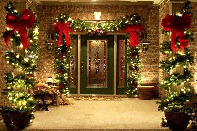 Lighted Outdoor Christmas Garland 