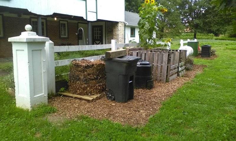 How to make a compost heap - compost heap and bins in a garden