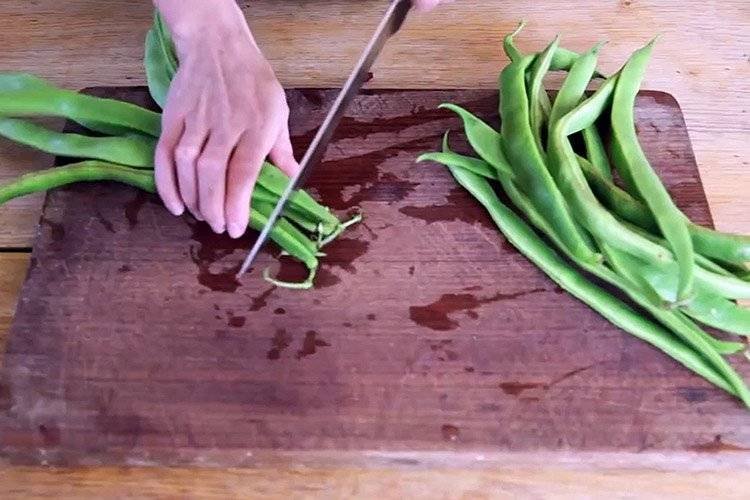 How to Freeze Runner Beans - Trimming