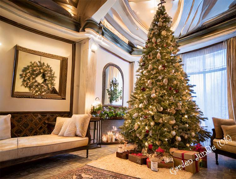 Christmas Tree with decorations in a Lounge - Tips For Choosing an Artificial Christmas Tree
